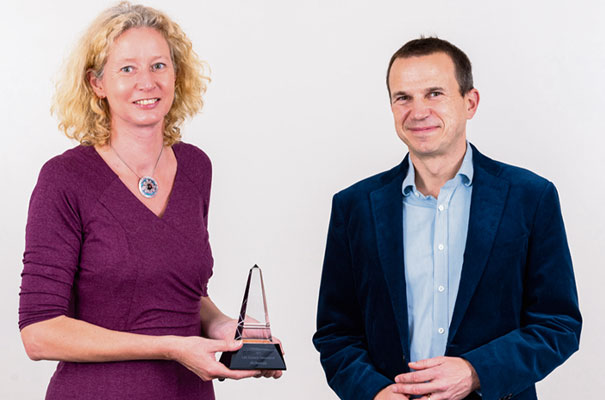 Jonathon Bell of AstraZeneca awards the Life Science Innovation prize to Dr Jane Osbourn of Alchemab Therapeutics.