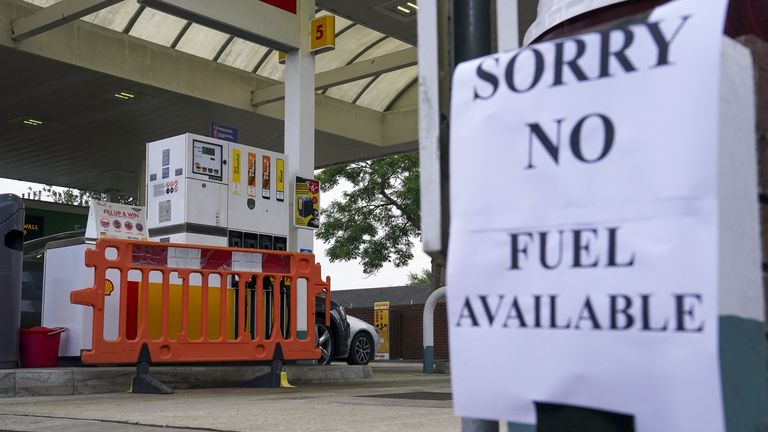 
Download
13:25 - 26 Sep 2021
CONSUMER Shortages
Lorry driver shortage
A Shell petrol station in Bracknell, Berkshire, which has no fuel. Picture date: Sunday September 26, 2021.