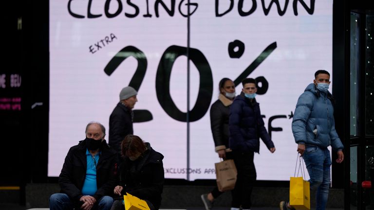 Shoppers, wearing face masks against the ongoing pandemic, take a rest on Oxford Street as they shop on Christmas Eve in London, Friday, Dec. 24, 2021. The emergence of the new COVID-19 omicron variant and the world's desperate and likely futile attempts to keep it at bay are reminders of what scientists have warned for months: The coronavirus will thrive as long as vast parts of the world lack vaccines. (AP Photo/Alastair Grant)
PIC:AP