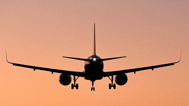 A passenger aircraft descends to land at Heathrow Airport, as British Prime Minister Boris Johnson announced a relaxing of COVID-19 travel testing rules for entering and leaving England amidst the continuation of the coronavirus disease (COVID-19) pandemic in London, Britain, January 5, 2022. REUTERS/Toby Melville
