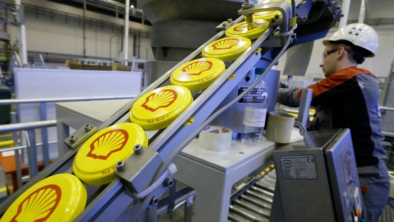 An employee controls the sorting of Shell branded Tri-Sure tab-seal barrel caps ahead of fitting to oil drums at Royal Dutch Shell Plc's lubricants blending plant in the town of Torzhok, north-west of Tver, November 7, 2014. Picture taken November 7, 2014. REUTERS/Sergei Karpukhin (RUSSIA - Tags: BUSINESS INDUSTRIAL)
