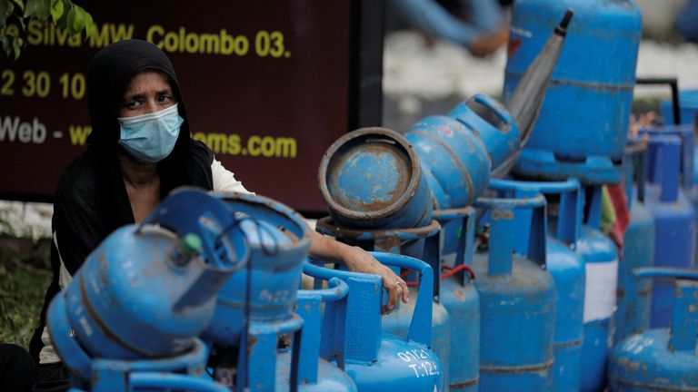 A woman waits in a line to buy domestic gas on a main road, amid the country's economic crisis in Colombo, Sri Lanka, April 12, 2022. REUTERS/Dinuka Liyanawatte
