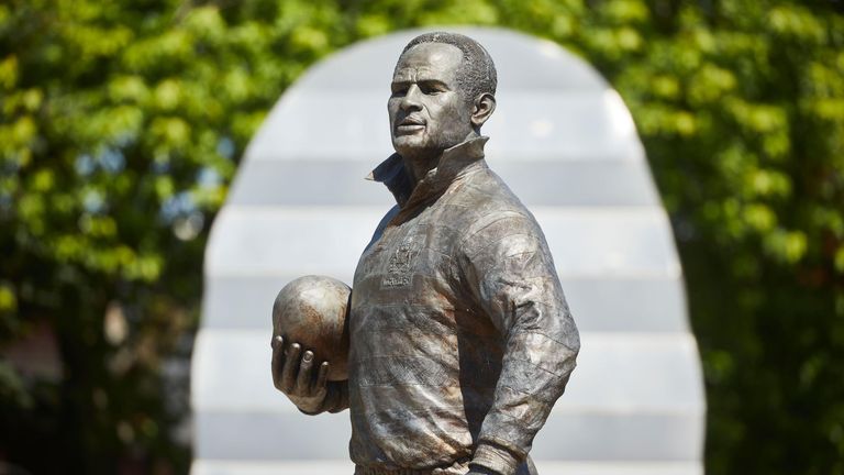 2GFJY28 Wigan town centre, Lancashire, Statue of Wigan Warriors rugby player Billy Boston in Wigan Town Centre