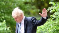 British Prime Minister Boris Johnson gestures as he walks between buildings at 10 Downing Street in London, Britain May 25, 2022. REUTERS/Toby Melville
