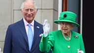  Queen Elizabeth and Prince Charles stand on a balcony during the Platinum Jubilee Pageant, marking the end of the celebrations for the Platinum Jubilee of Britain's Queen Elizabeth, in London, Britain, June 5, 2022. REUTERS/Hannah McKay/Pool
