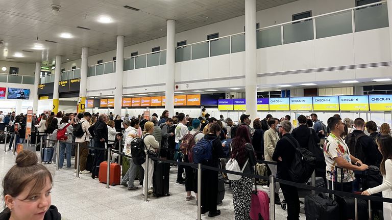 Queues at Gatwick South Terminal at 10:39hrs on Wednesday