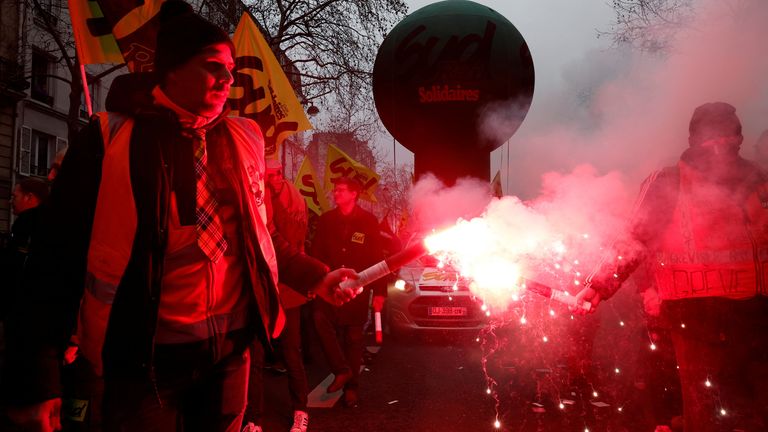 Protesters hold flares during a demonstration against French government's pension reform plan in Paris as part of a day of national strike and protests in France, January 19, 2023. REUTERS/Benoit Tessier
