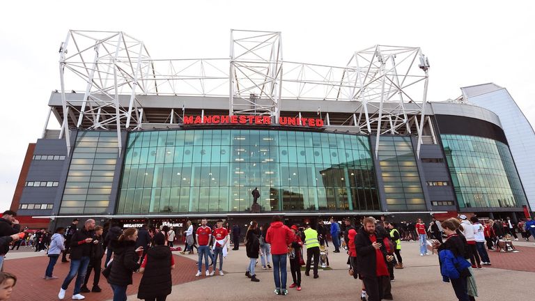 Soccer Football - Carabao Cup - Third Round - Manchester United v Crystal Palace - Old Trafford, Manchester, Britain - September 26, 2023.General view of Manchester United fans outside the stadium before the match REUTERS/Peter Powell NO USE WITH UNAUTHORIZED AUDIO, VIDEO, DATA, FIXTURE LISTS, CLUB/LEAGUE LOGOS OR 'LIVE' SERVICES. ONLINE IN-MATCH USE LIMITED TO 45 IMAGES, NO VIDEO EMULATION. NO USE IN BETTING, GAMES OR SINGLE CLUB/LEAGUE/PLAYER PUBLICATIONS.