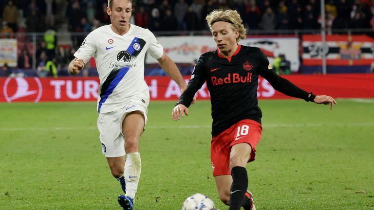 Soccer Football - Champions League - Group D - FC Salzburg v Inter Milan - Red Bull Arena Salzburg, Salzburg, Austria - November 8, 2023 FC Salzburg's Mads Bidstrup in action with Inter Milan's Davide Frattesi REUTERS/Leonhard Foeger