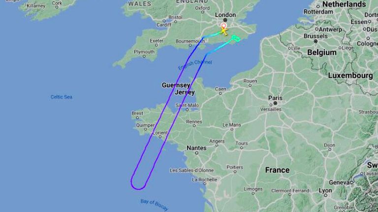 Easyjet U28033 turning round after emergency call.
Pic: Flightradar